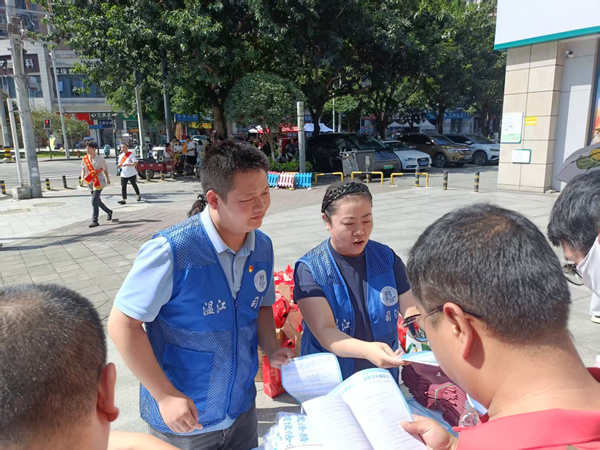 溫江區(qū)司法局公平司法所開展“送法進(jìn)社區(qū)”法治宣傳活動(dòng)，提供專業(yè)社會(huì)經(jīng)濟(jì)咨詢服務(wù)